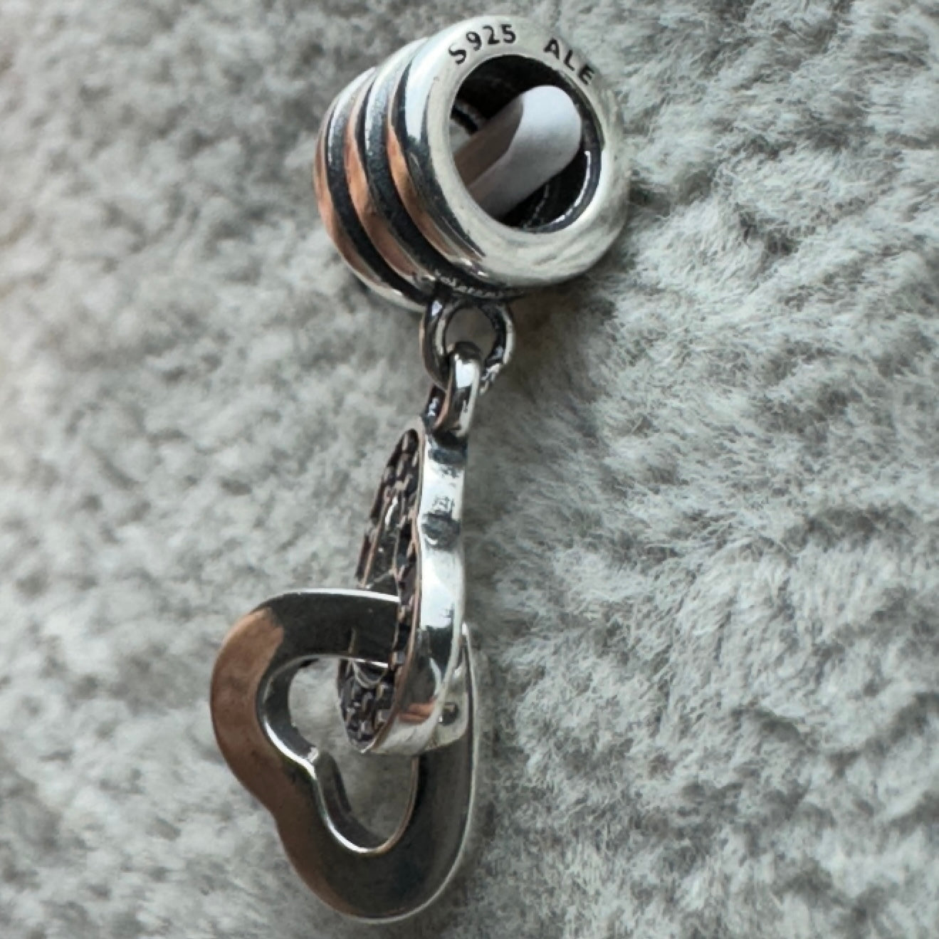 Charm Colgante Corazones Entrelazados Pandora Vista Lateral