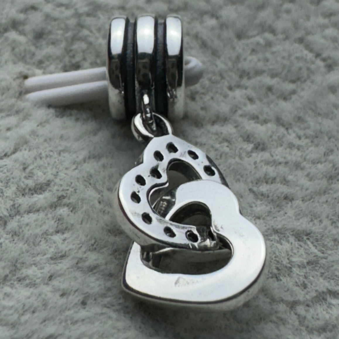 Charm Colgante Corazones Entrelazados Pandora Vista Trasera