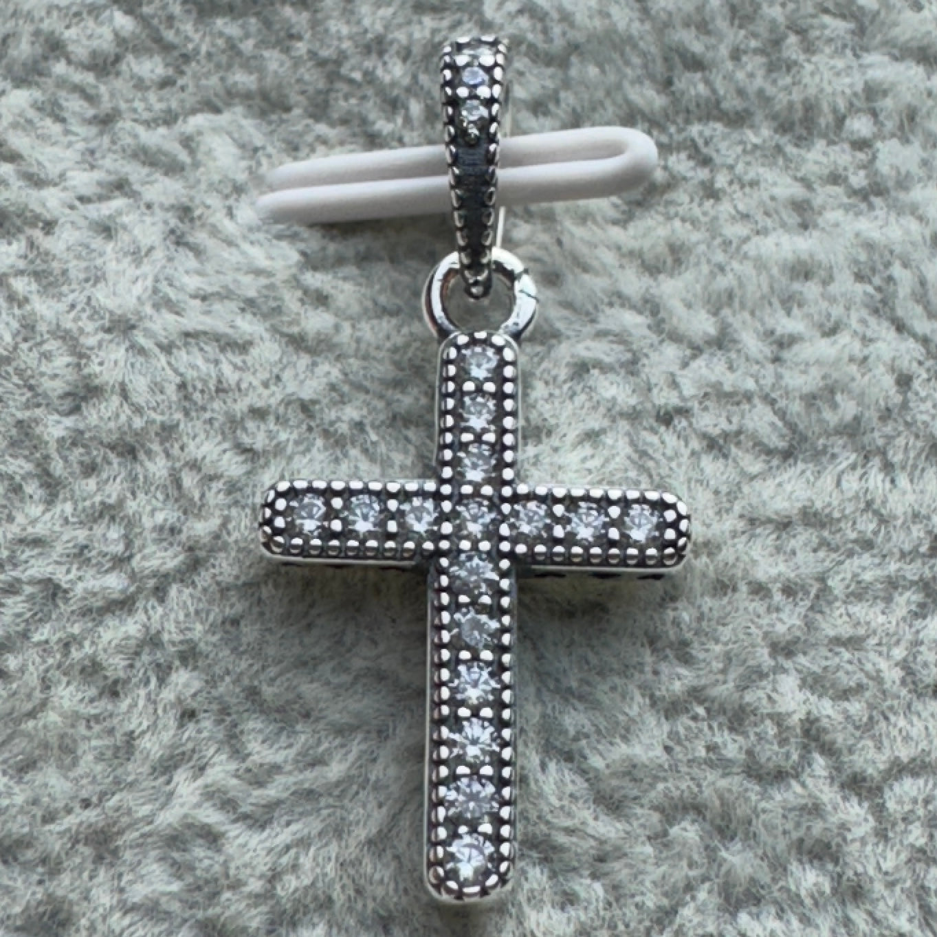 Charm Colgante Cruz Brillante 2 Pandora Vista Frontal