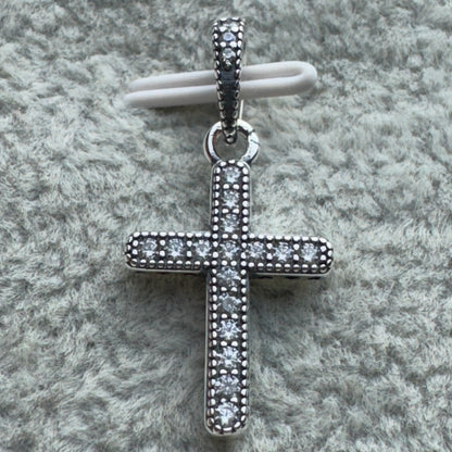 Charm Colgante Cruz Brillante 2 Pandora Vista Frontal