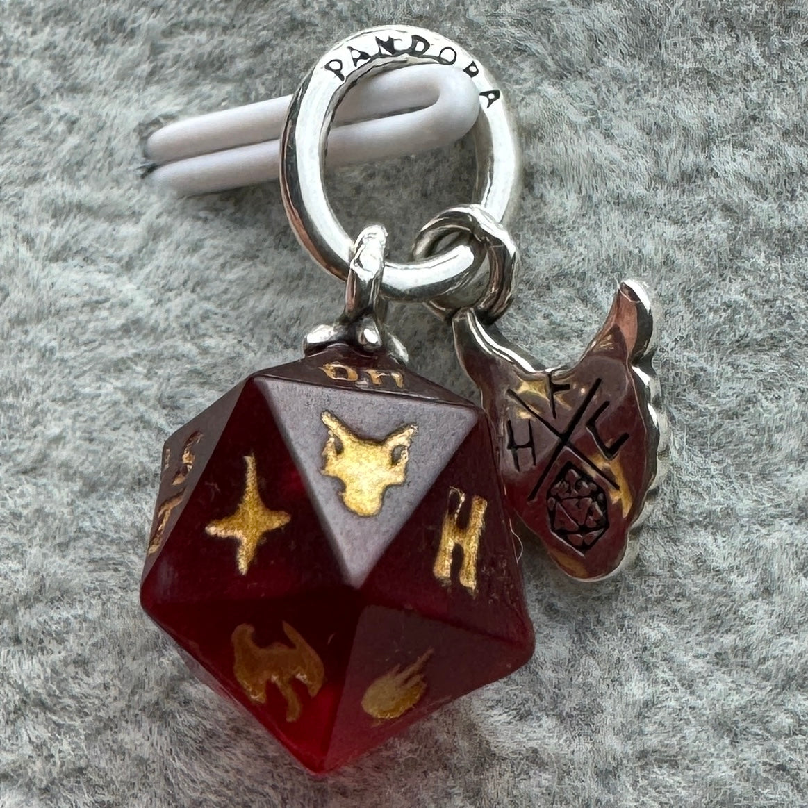 Charm Colgante Dado Club Del Fuego Infernal Stranger Things Pandora Vista Del Costado