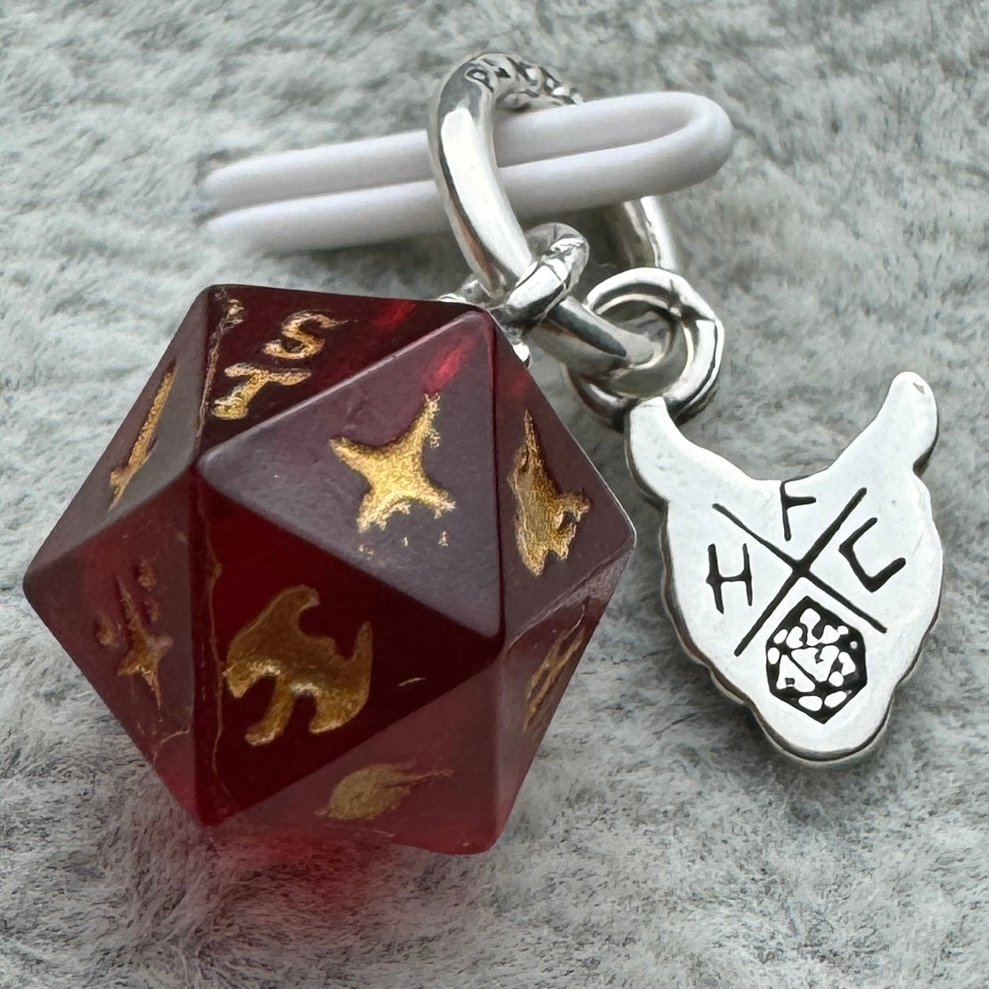 Charm Colgante Dado Club Del Fuego Infernal Stranger Things Pandora Vista Desde Atrás