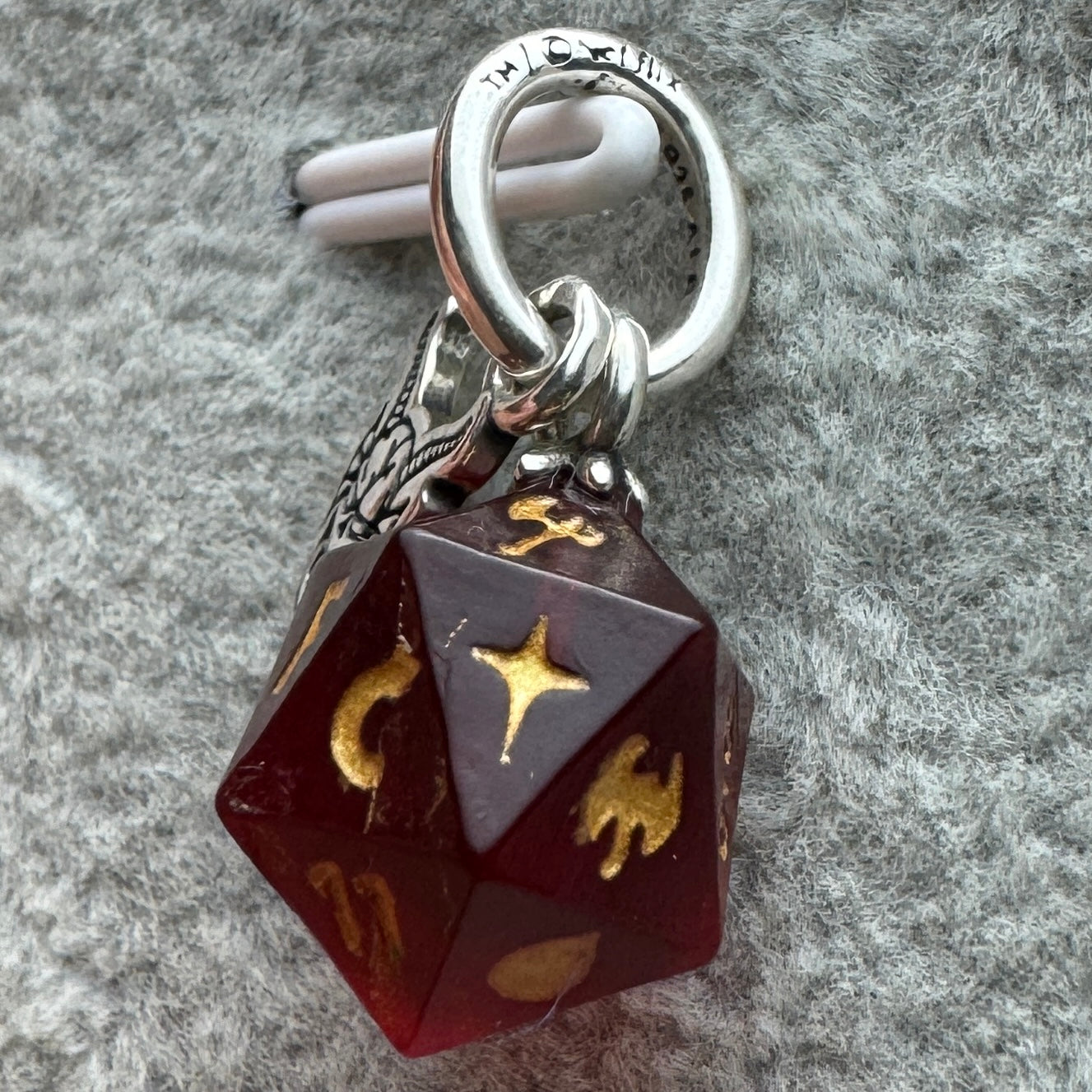 Charm Colgante Dado Club Del Fuego Infernal Stranger Things Pandora Vista Lateral