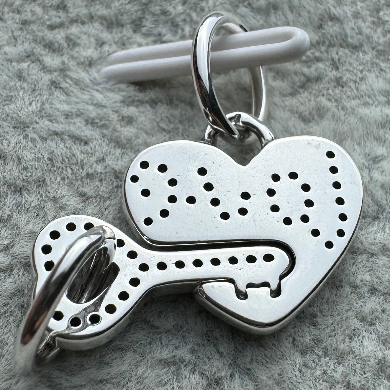 Charm Colgante Divisible Corazón Y Llave Amor Love Pandora Vista Desde Atrás