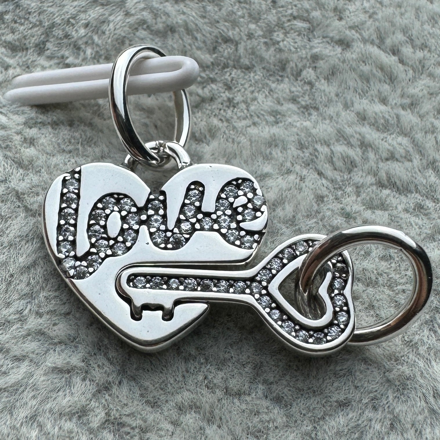 Charm Colgante Divisible Corazón Y Llave Amor Love Pandora Vista Frontal