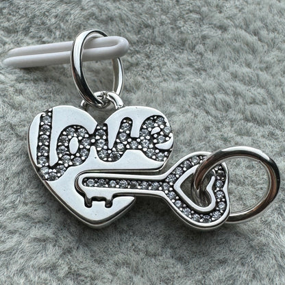 Charm Colgante Divisible Corazón Y Llave Amor Love Pandora Vista Frontal