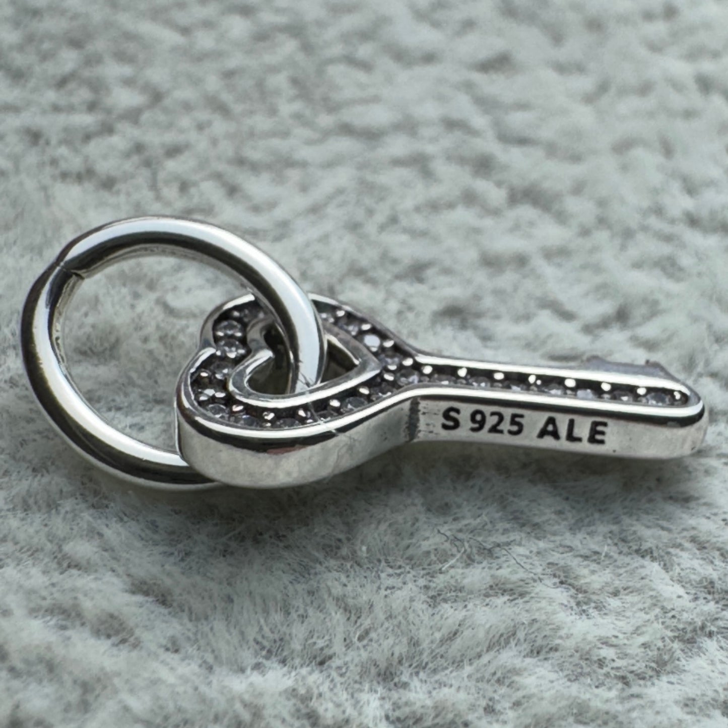 Charm Colgante Divisible Corazón Y Llave Amor Love Pandora Vista Lateral De La Llave