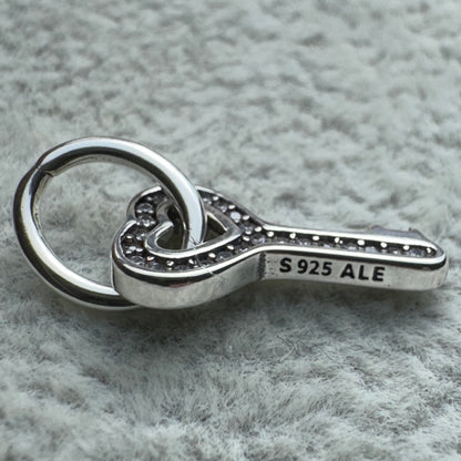 Charm Colgante Divisible Corazón Y Llave Amor Love Pandora Vista Lateral De La Llave