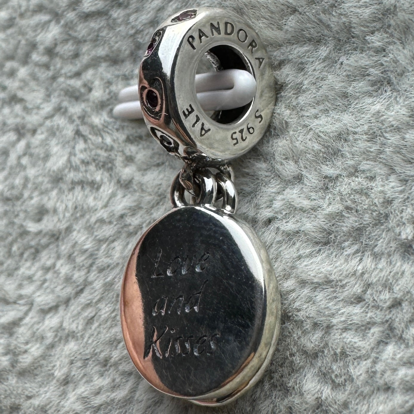 Charm Colgante Doble Amor Y Besos Mickey Y Minnie Disney Pandora Vista Del Costado