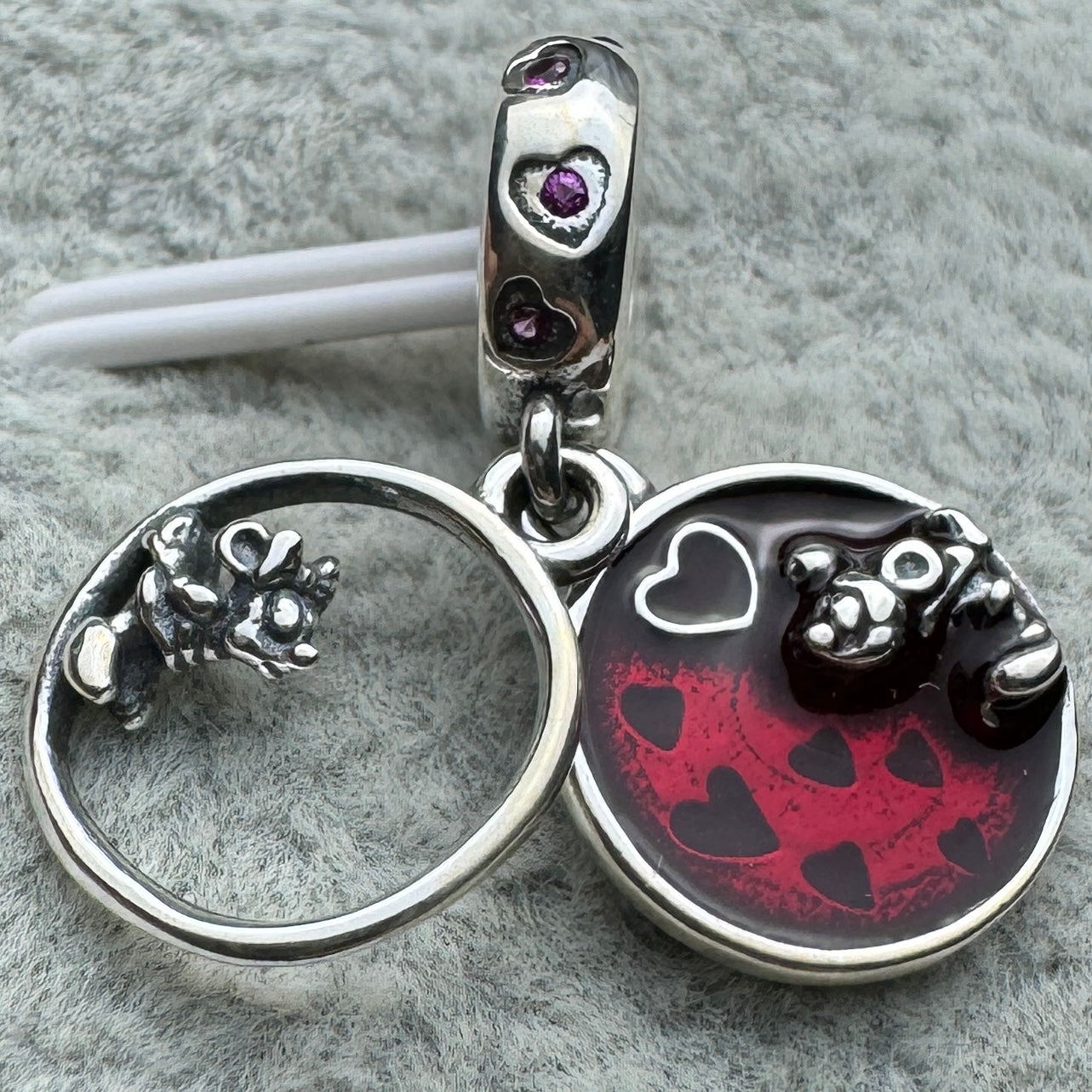 Charm Colgante Doble Amor Y Besos Mickey Y Minnie Disney Pandora Vista Frontal Abierto