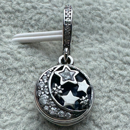 Charm Colgante Doble Azul Cielo Nocturno Clásico (Luna Y Estrellas) Pandora Vista Frontal