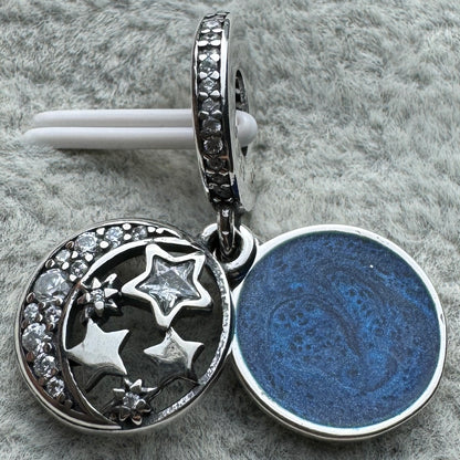Charm Colgante Doble Azul Cielo Nocturno Clásico (Luna Y Estrellas) Pandora Vista Frontal Abierto
