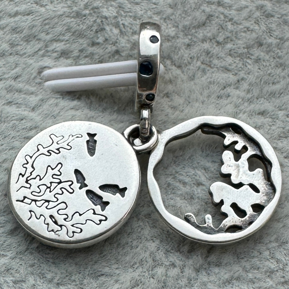 Charm Colgante Doble Coral Y Pez Australiano Pandora Vista Desde Atrás