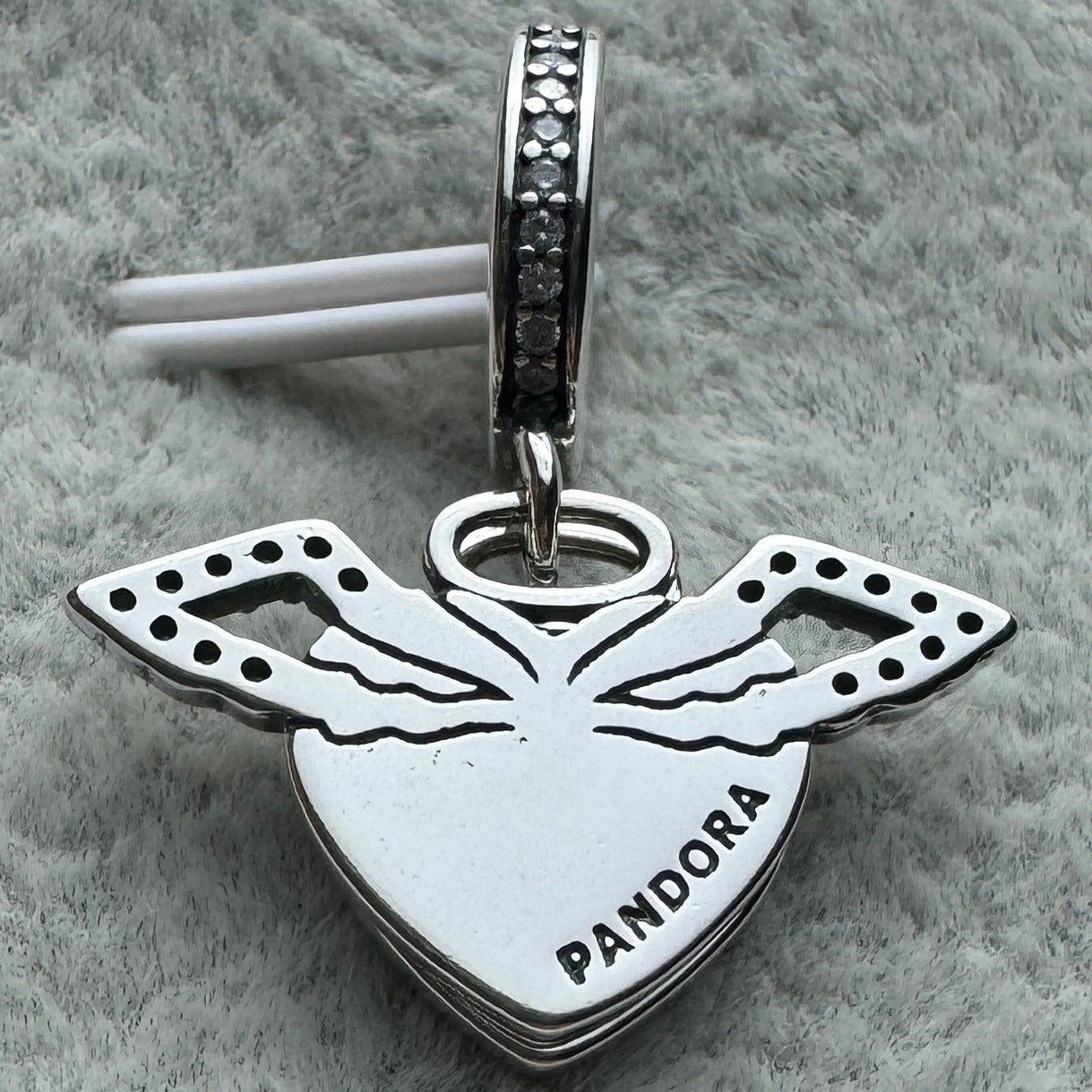 Charm Colgante Doble Corazón Con Alas Pandora Vista Desde Atrás