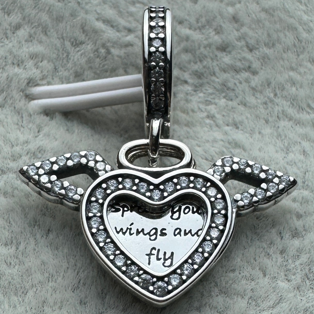 Charm Colgante Doble Corazón Con Alas Pandora Vista Frontal