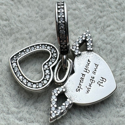 Charm Colgante Doble Corazón Con Alas Pandora Vista Frontal Abierto