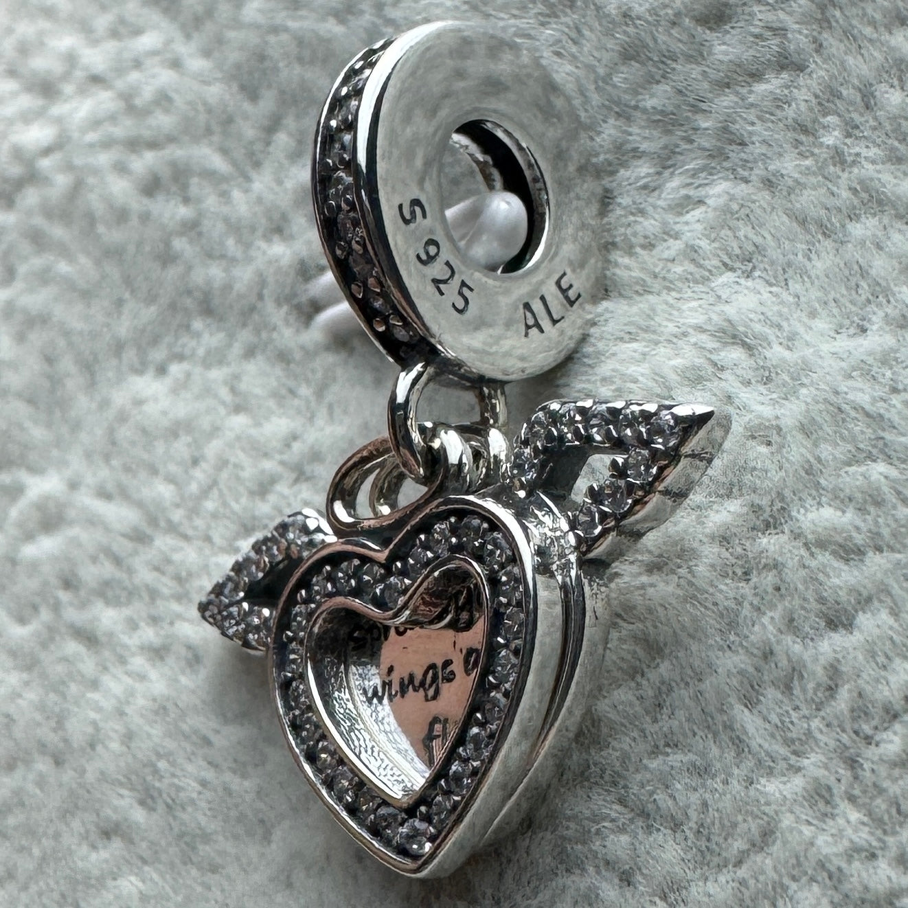 Charm Colgante Doble Corazón Con Alas Pandora Vista Lateral