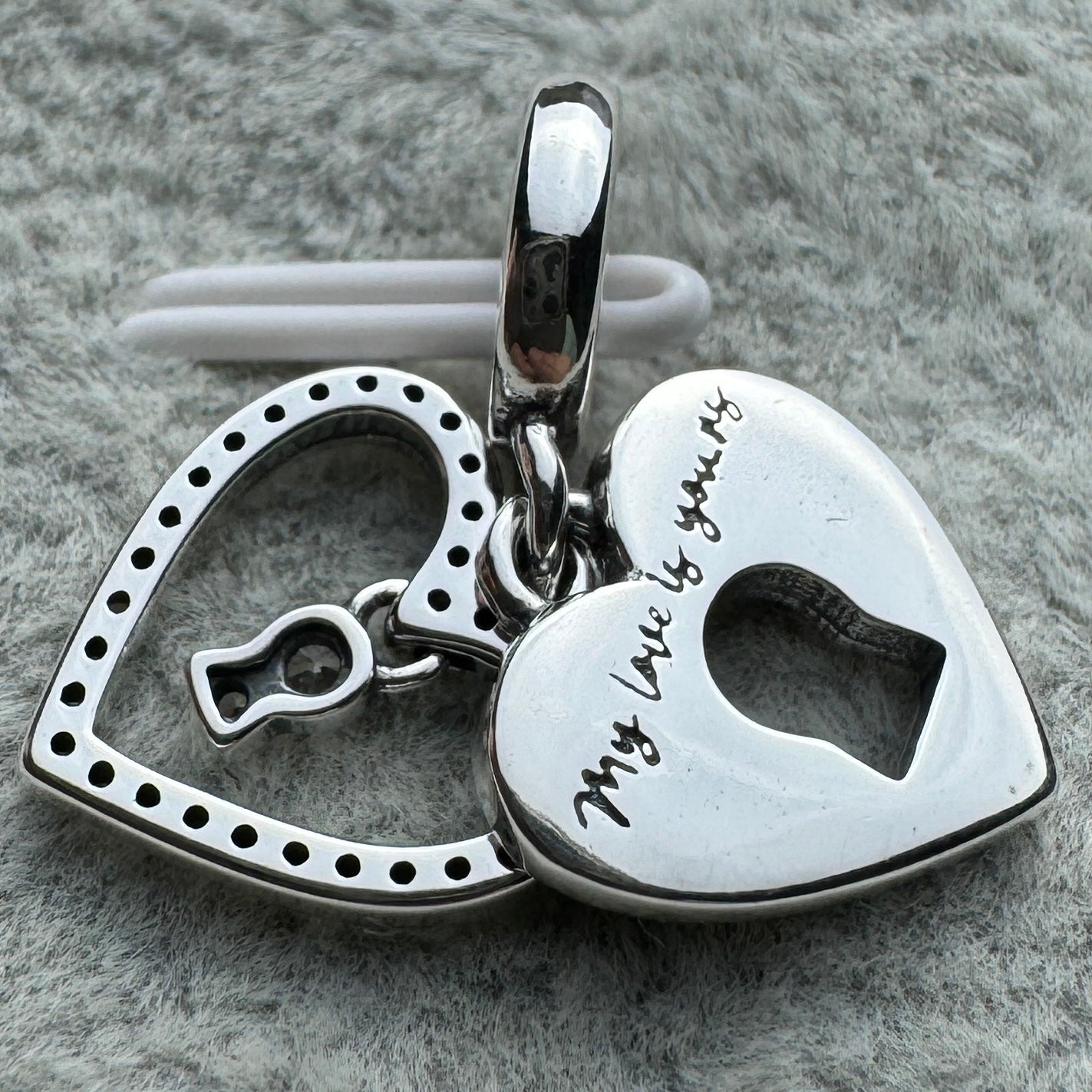 Charm Colgante Doble Corazón Rojo Y Cerradura Pandora Vista Desde Atrás