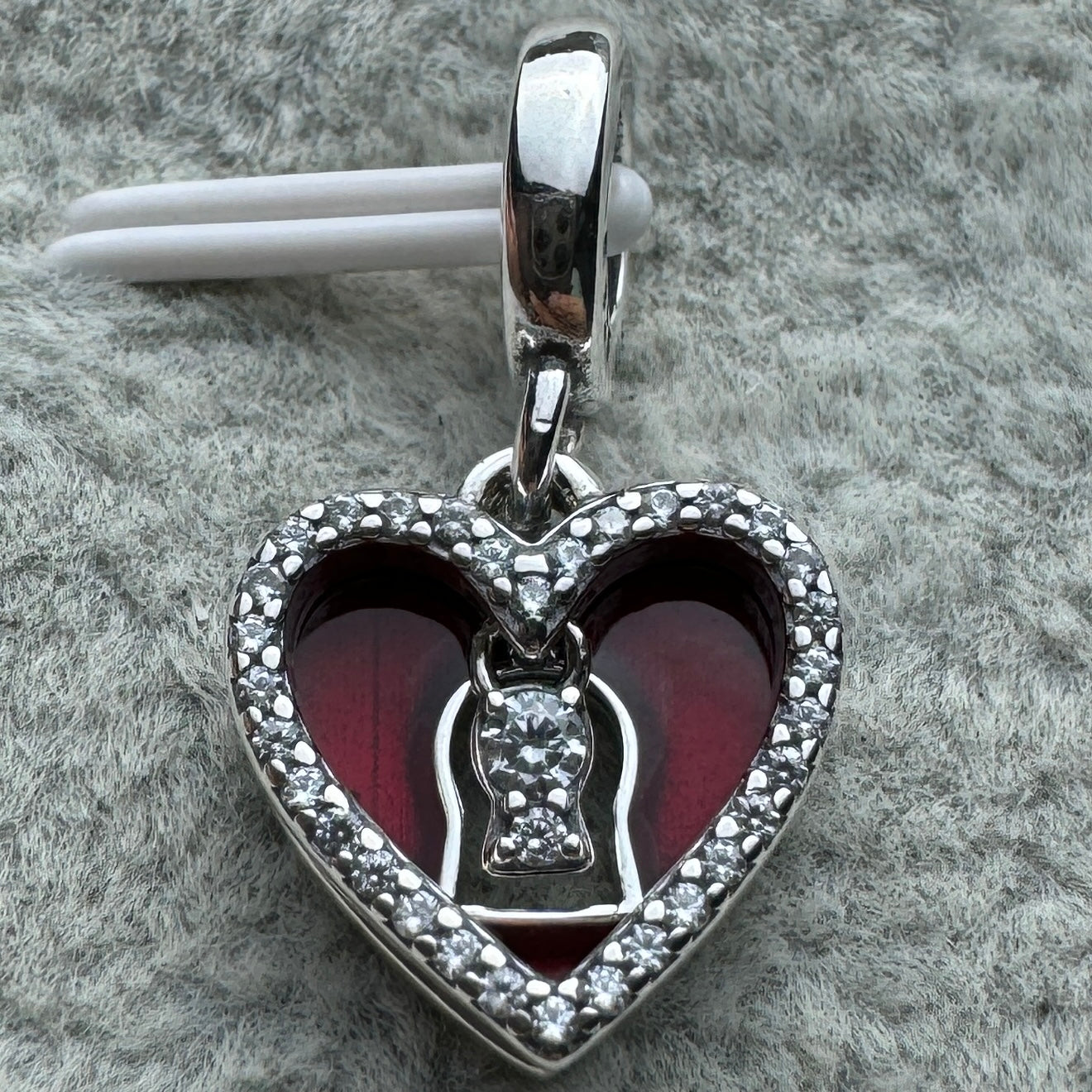 Charm Colgante Doble Corazón Rojo Y Cerradura Pandora Vista Frontal