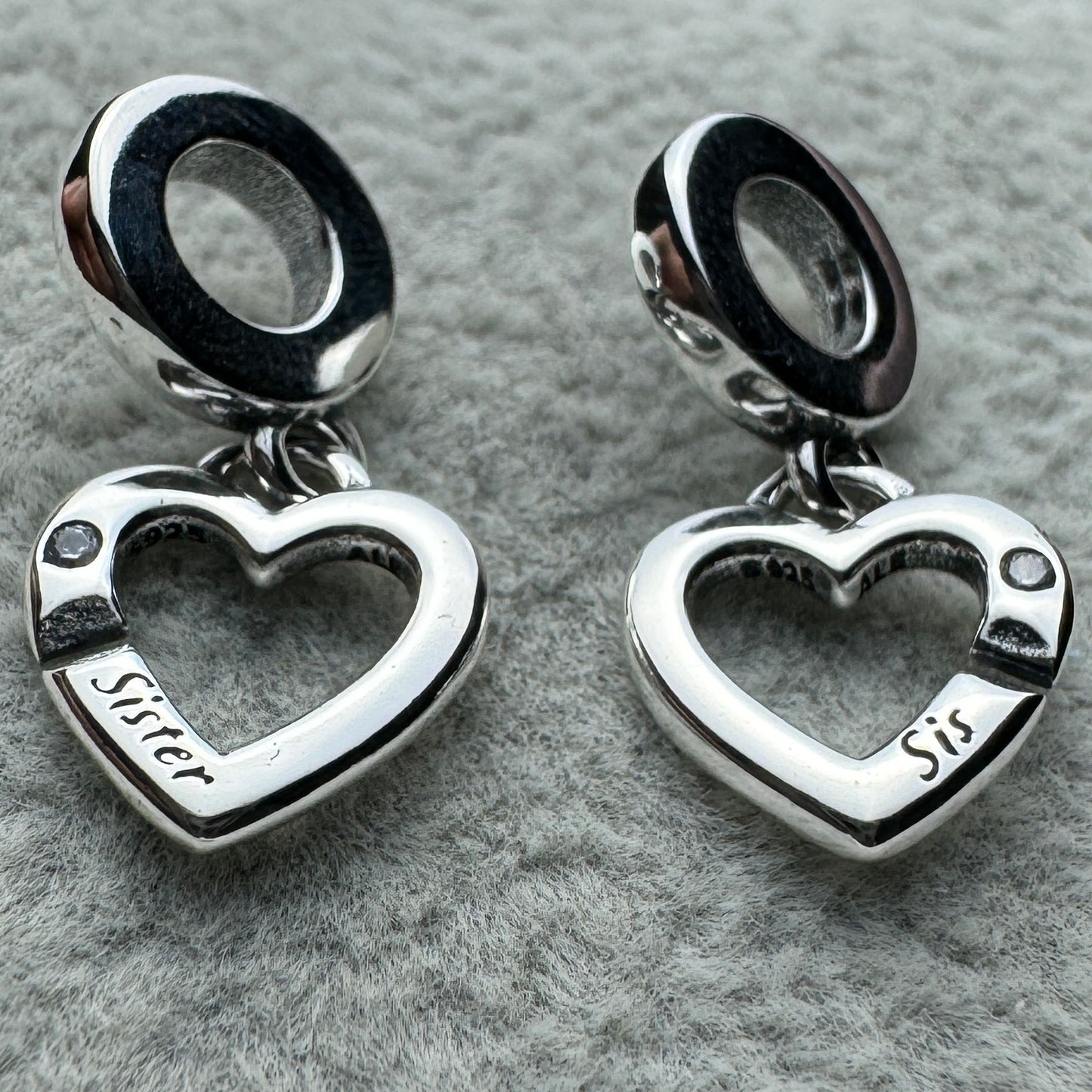 Charm Colgante Doble Hermanas Unidas Corazones Pandora Vista Del Costado