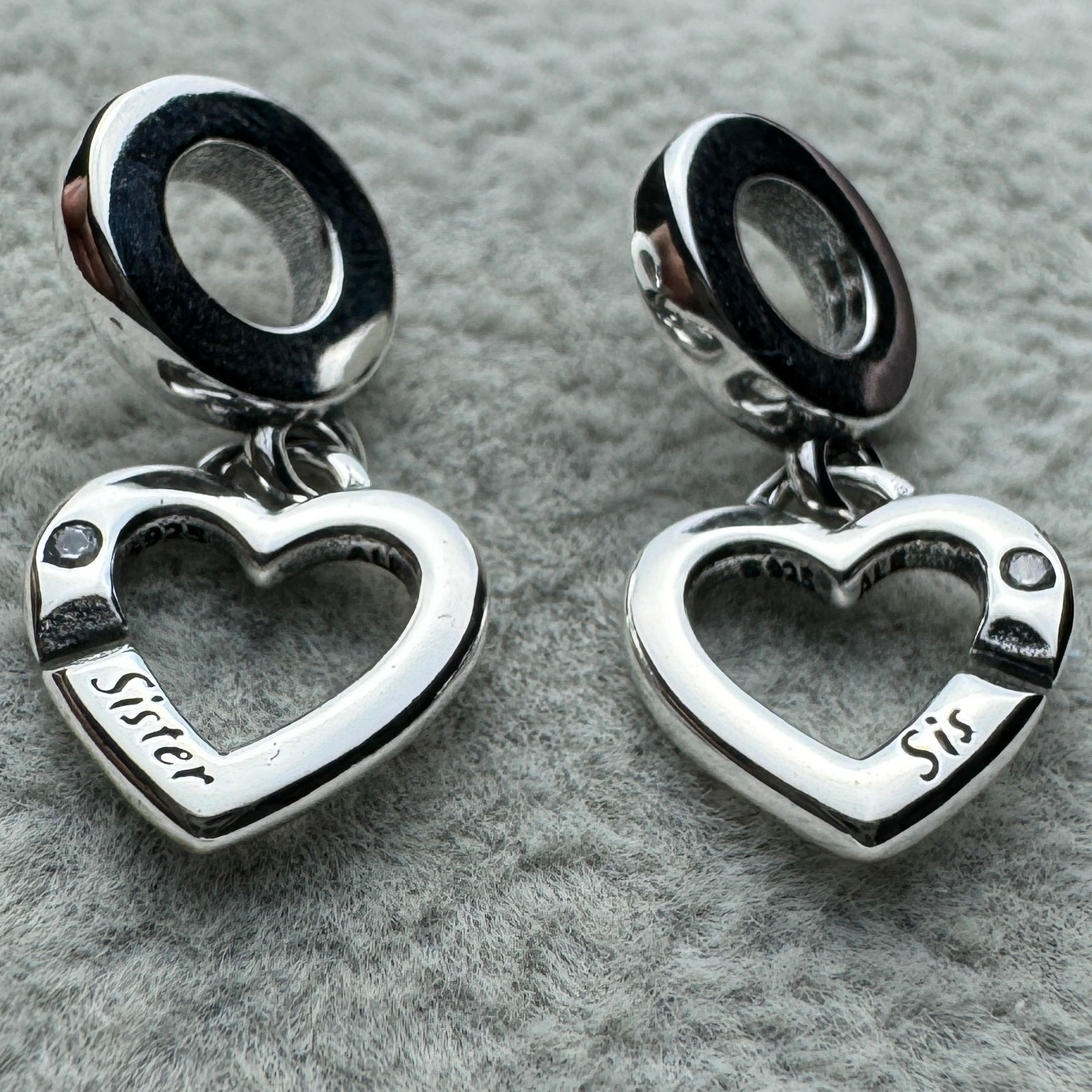 Charm Colgante Doble Hermanas Unidas Corazones Pandora Vista Del Costado