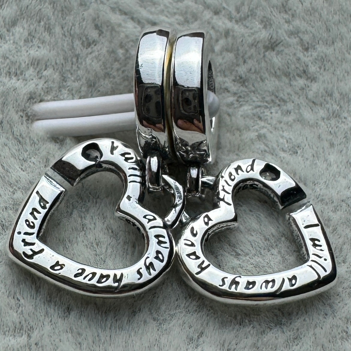 Charm Colgante Doble Hermanas Unidas Corazones Pandora Vista Desde Atrás