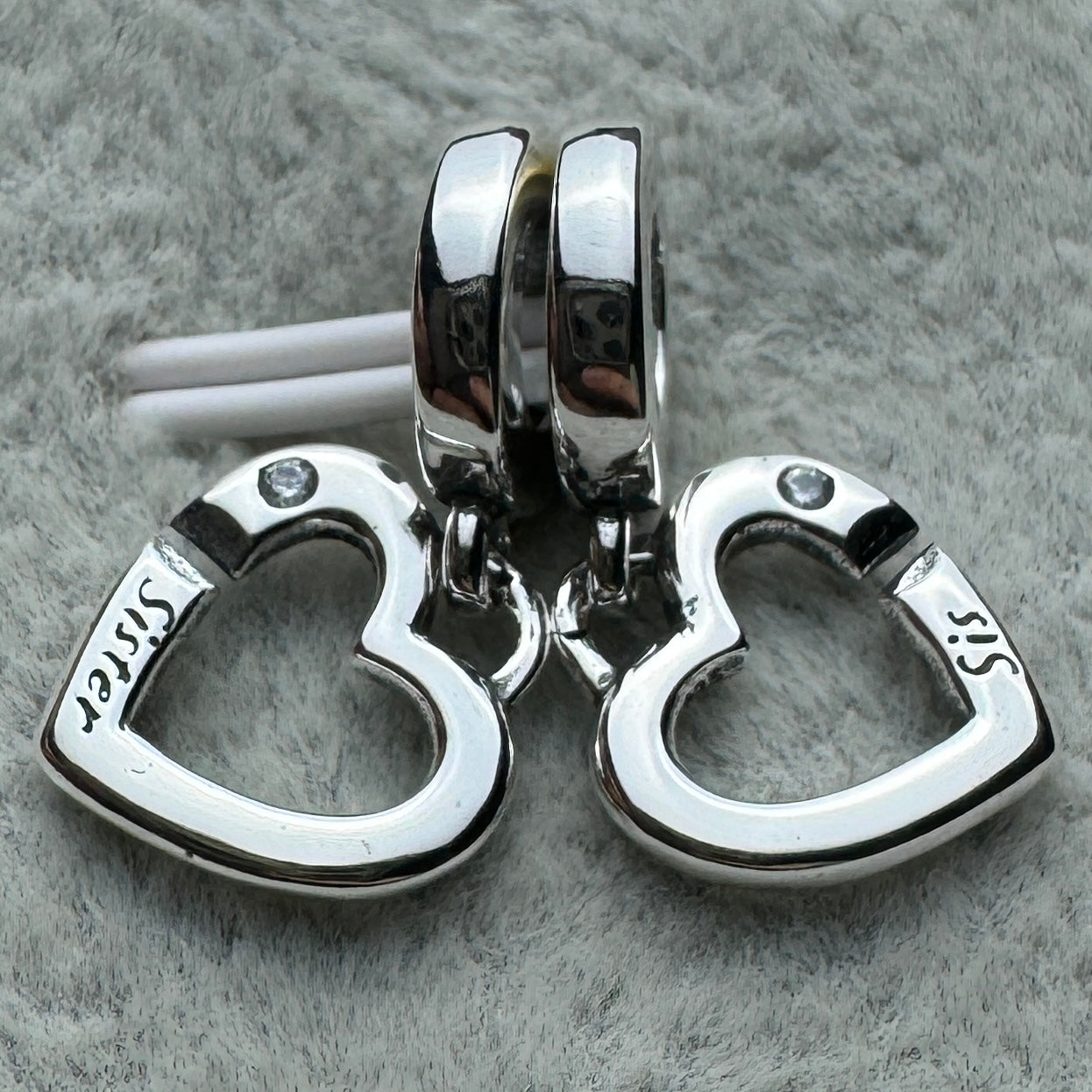 Charm Colgante Doble Hermanas Unidas Corazones Pandora Vista Frontal