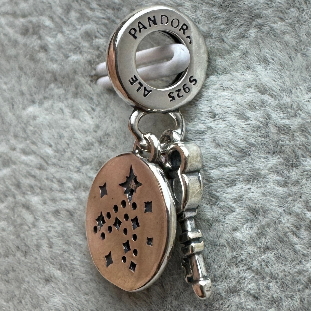 Charm Colgante Doble Llave Silueta Mickey Y Castillo Disney Pandora Vista Del Costado