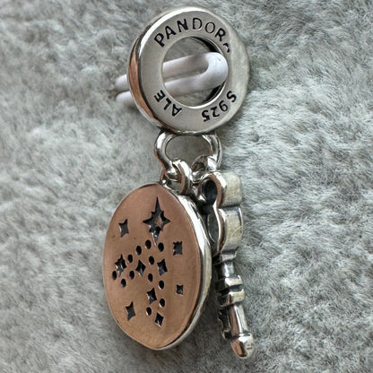 Charm Colgante Doble Llave Silueta Mickey Y Castillo Disney Pandora Vista Del Costado