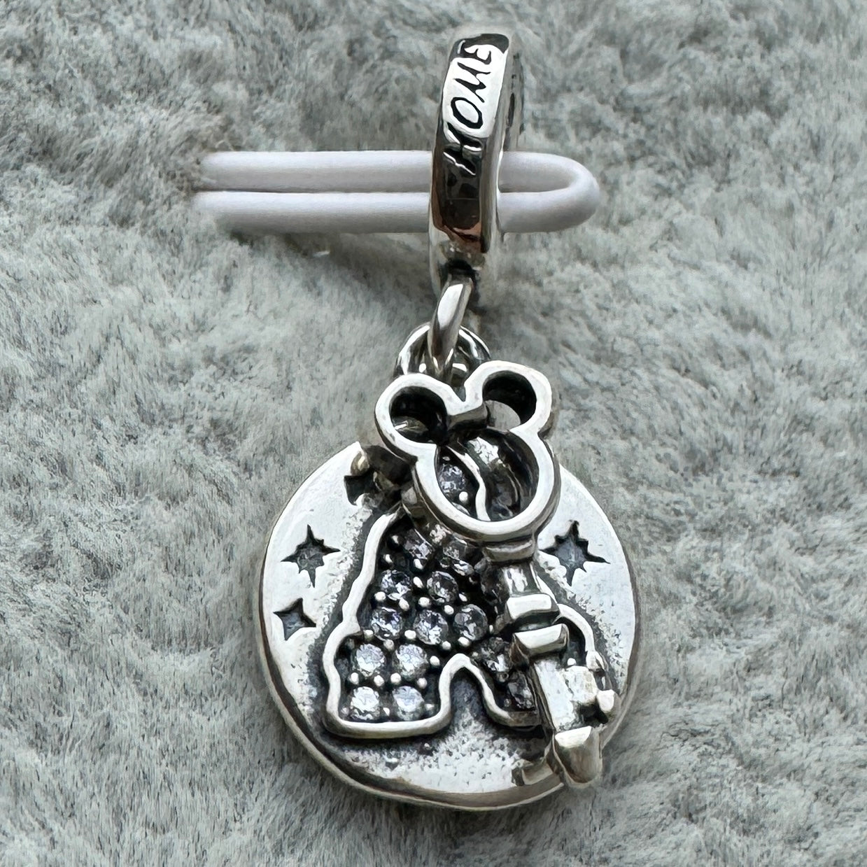 Charm Colgante Doble Llave Silueta Mickey Y Castillo Disney Pandora Vista Delantera