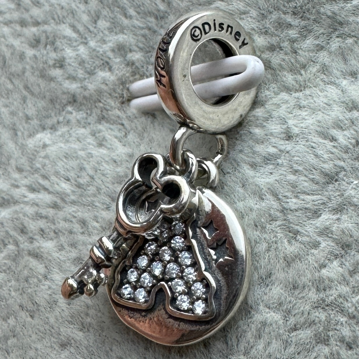 Charm Colgante Doble Llave Silueta Mickey Y Castillo Disney Pandora Vista Lateral