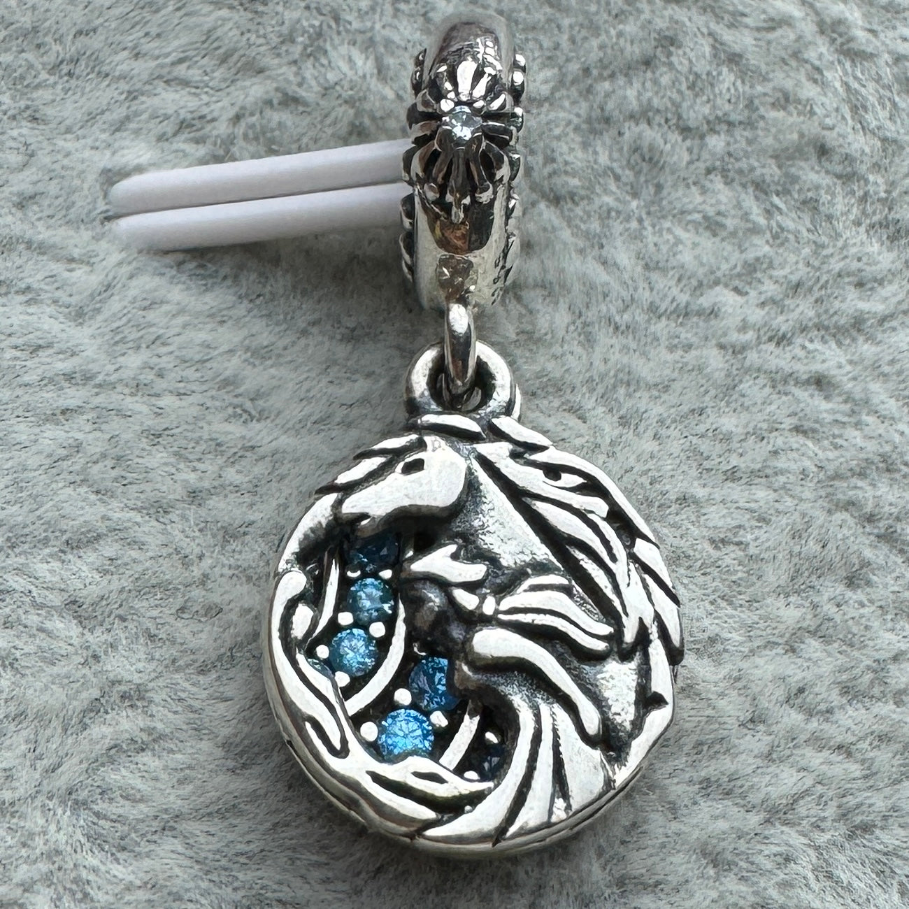 Charm Colgante Doble Princesa Elsa Y Caballo Nokk Frozen Disney Pandora Vista Frontal