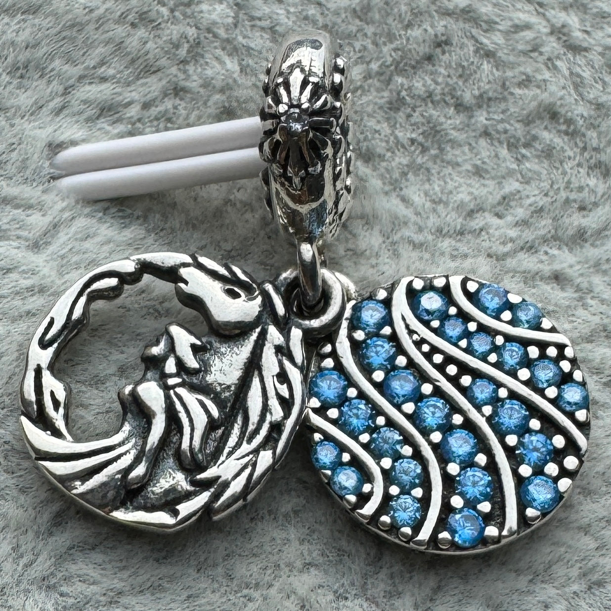 Charm Colgante Doble Princesa Elsa Y Caballo Nokk Frozen Disney Pandora Vista Frontal Abierto