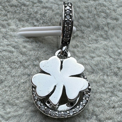 Charm Colgante Doble Trébol De La Suerte De Cuatro Hojas Pandora Vista Frontal