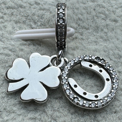 Charm Colgante Doble Trébol De La Suerte De Cuatro Hojas Pandora Vista Frontal Abierto