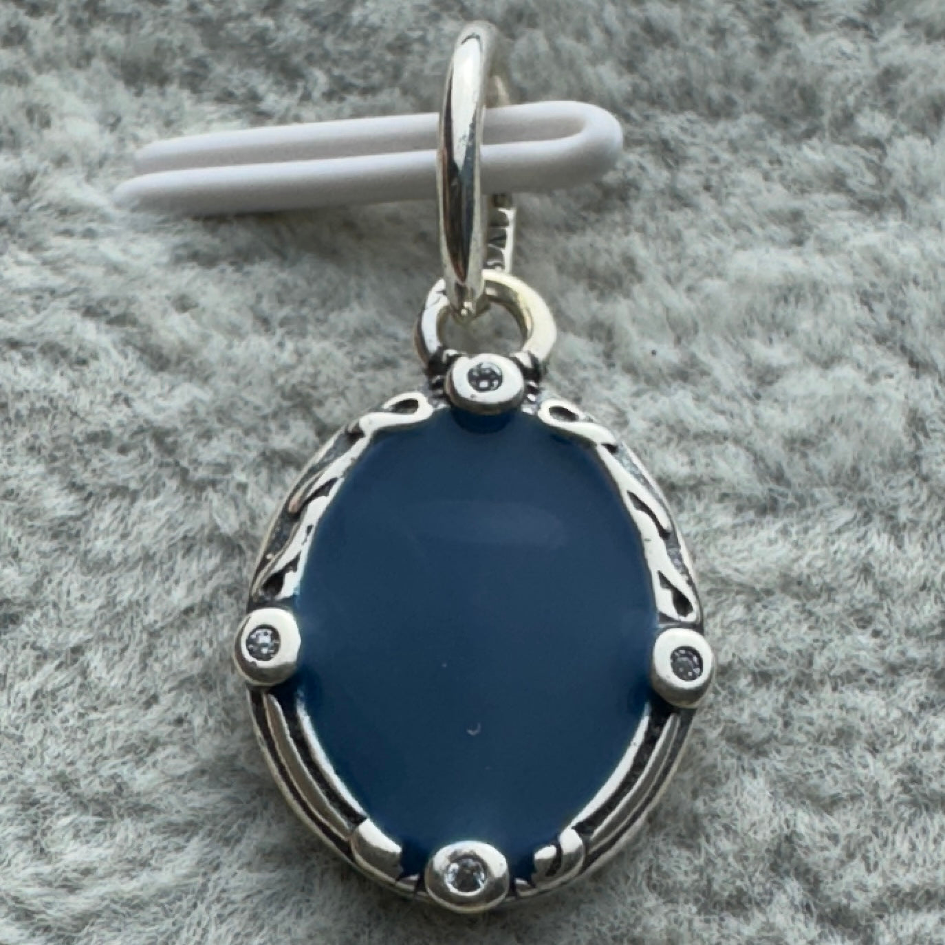 Charm Colgante Espejo Princesa Blanca Nieves Disney Que Cambia De Color Pandora Vista Frontal Azul