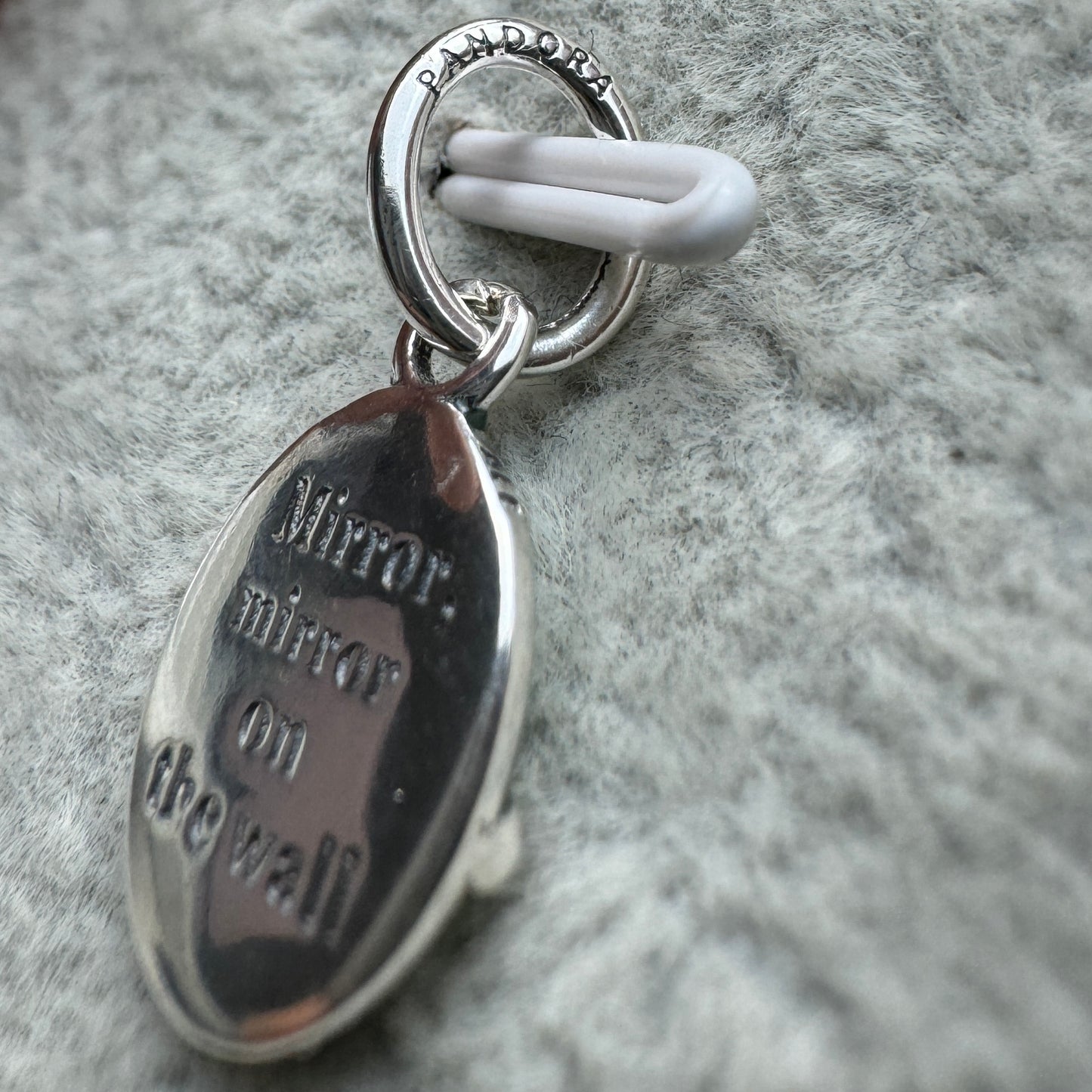 Charm Colgante Espejo Princesa Blanca Nieves Disney Que Cambia De Color Pandora Vista Lateral