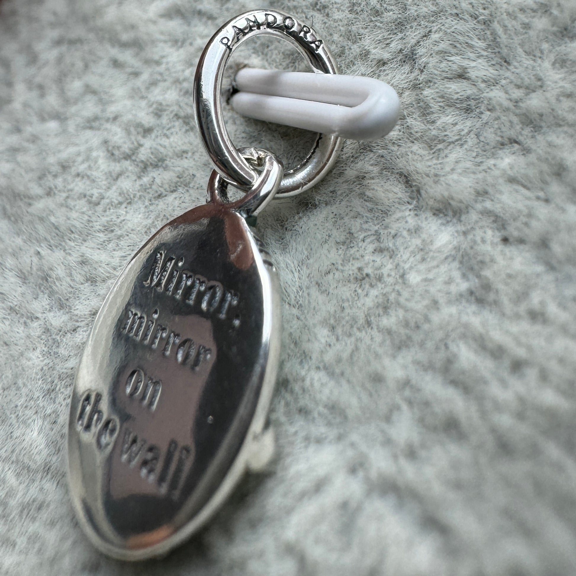 Charm Colgante Espejo Princesa Blanca Nieves Disney Que Cambia De Color Pandora Vista Lateral