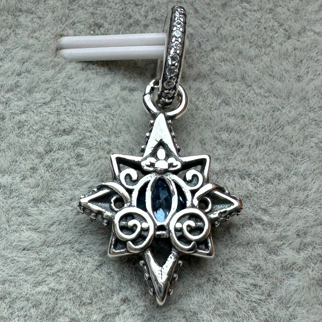 Charm Colgante Estrella Y Carruaje Azul Princesa Cenicienta Disney Vista Desde Atrás