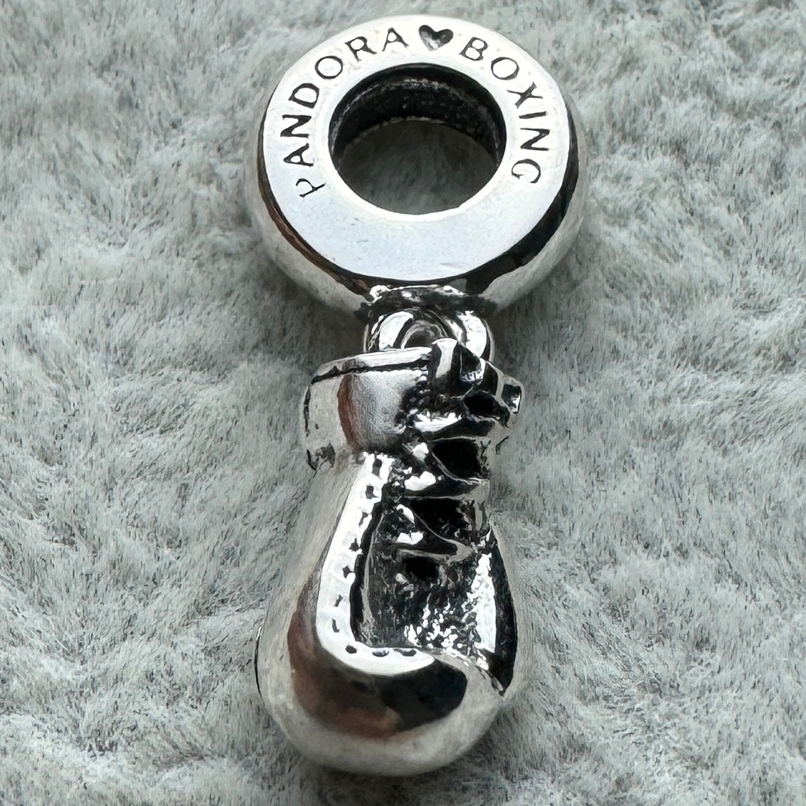 Charm Colgante Guante De Box Pandora Vista Lateral