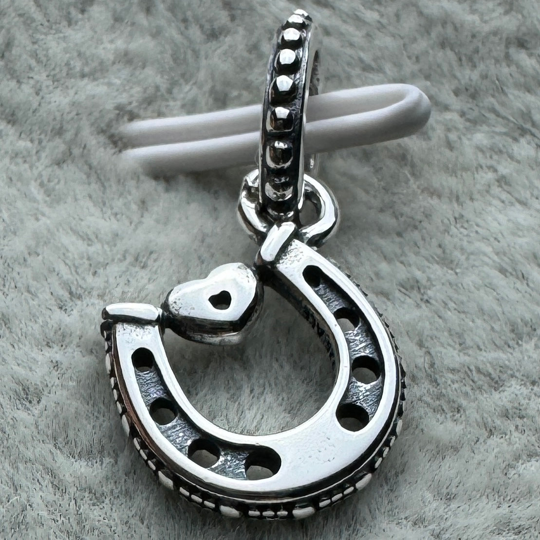 Charm Colgante Herradura De La Buena Suerte Pandora Vista Desde Atrás