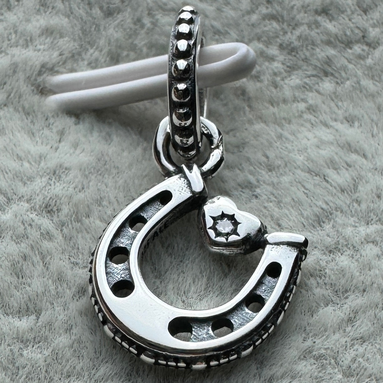 Charm Colgante Herradura De La Buena Suerte Pandora Vista Lateral