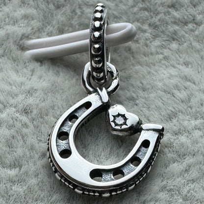 Charm Colgante Herradura De La Buena Suerte Pandora Vista Lateral