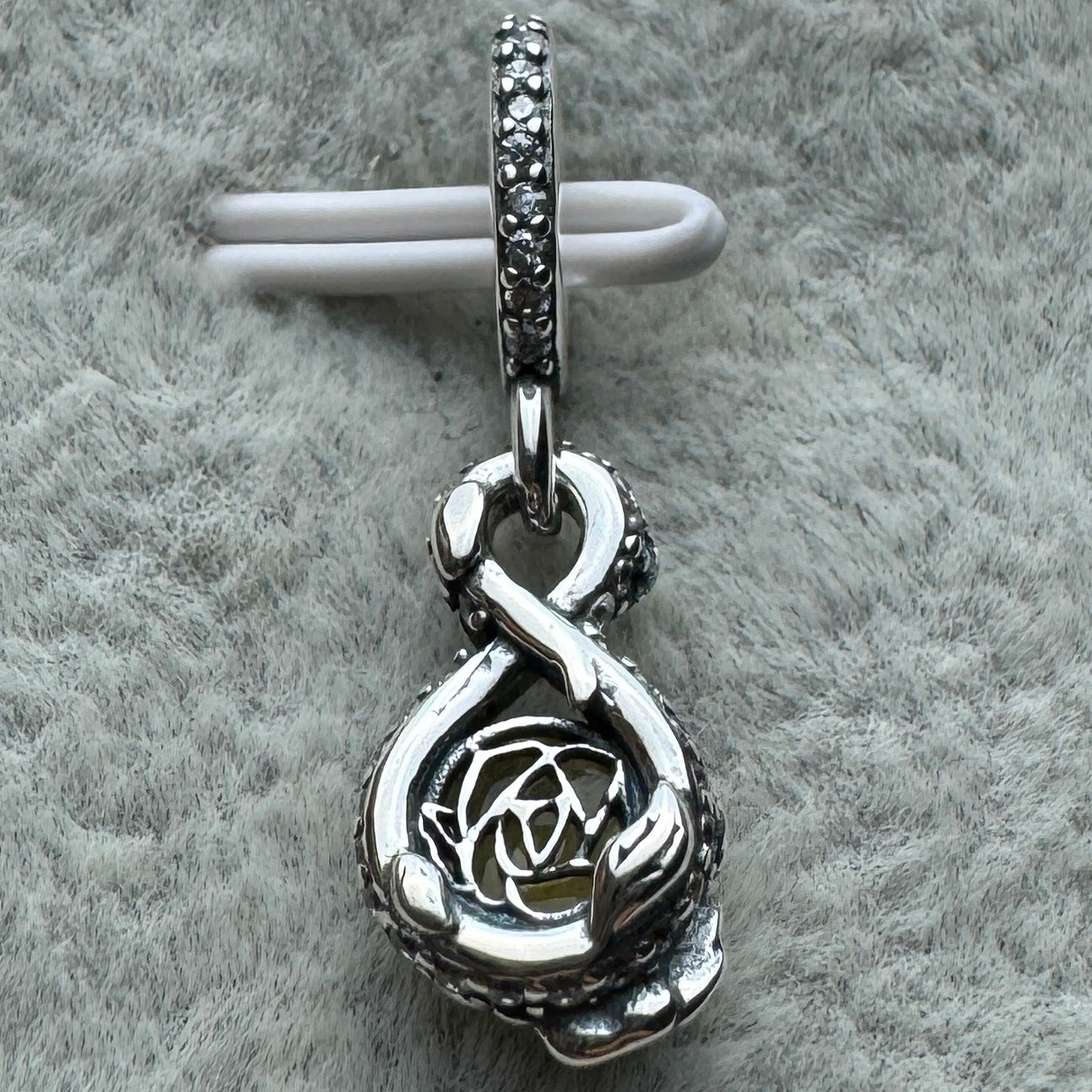 Charm Colgante Infinito Y Rosa Princesa Bella Y Bestia Disney Pandora Vista Desde Atrás