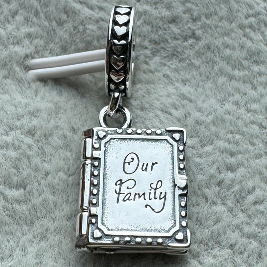 Charm Colgante Libro Familiar Que Se Puede Abrir Pandora Vista Frontal