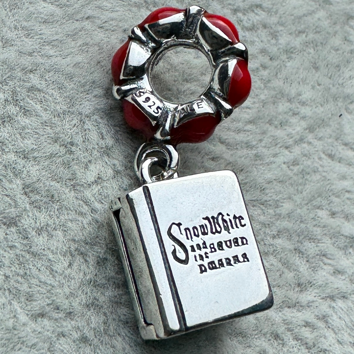 Charm Colgante Libro Princesa Blanca Nieves Que Se Puede Abrir Disney Pandora Vista Del Costado