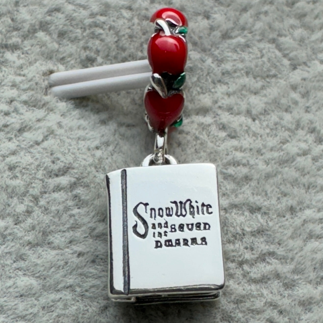 Charm Colgante Libro Princesa Blanca Nieves Que Se Puede Abrir Disney Pandora Vista Frontal