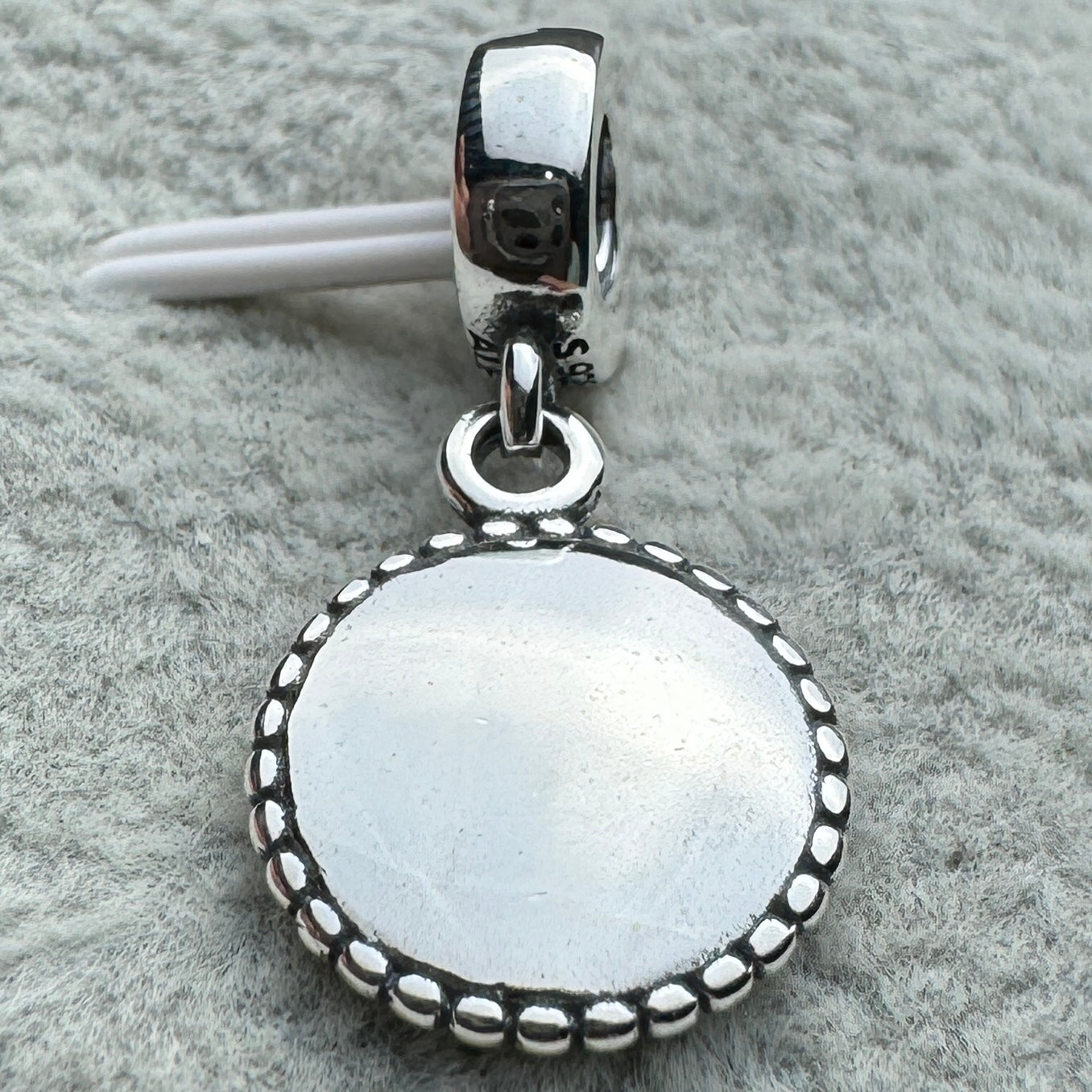 Charm Colgante Logotipo Pandora Vista Desde Atrás