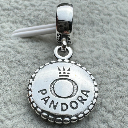 Charm Colgante Logotipo Pandora Vista Frontal