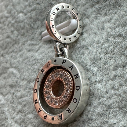 Charm Colgante Logotipo Rosado Pandora Vista Del Costado